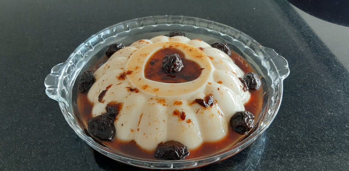 Flan de coco com ameixa