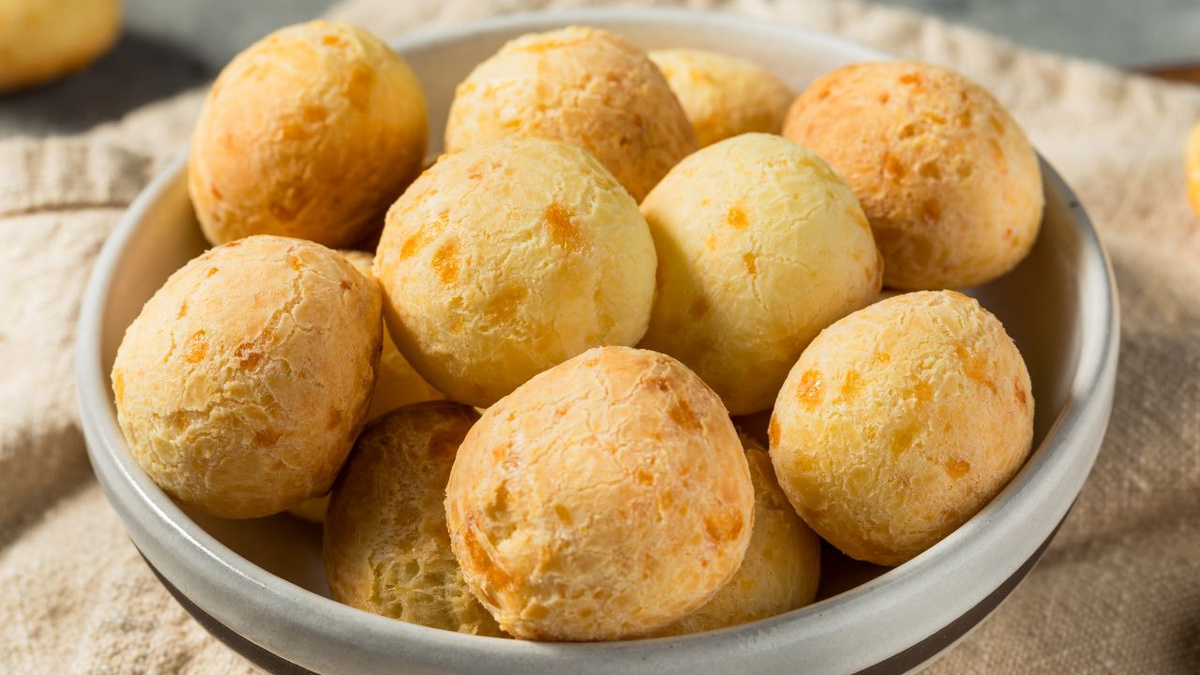 Pão de queijo de tapioca na airfryer prático que rende muito para fazer nas férias