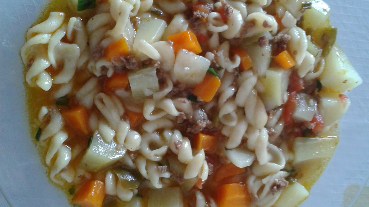 Sopa de macarrão com carne moída