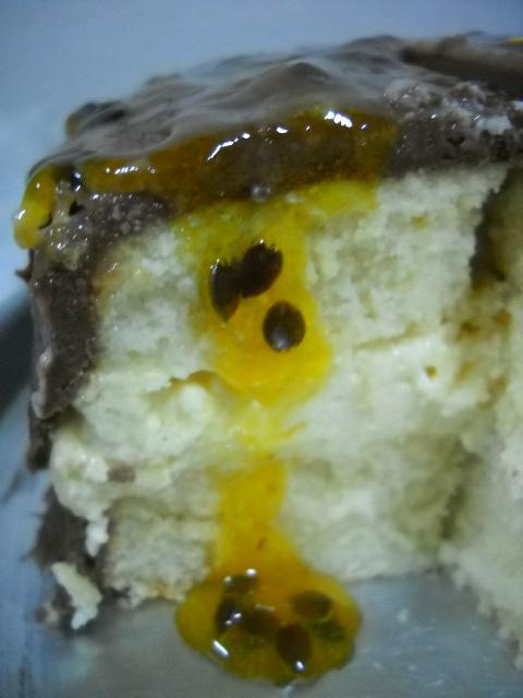 Bolo mousse de maracujá com cobertura de chocolate