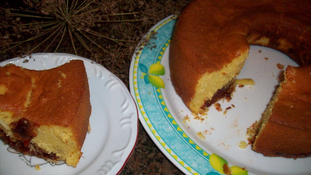 Bolo de fubá com goiabada