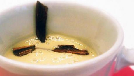 Bebida quente de canela, gengibre e mel