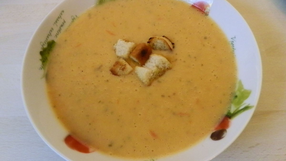 Sopa de tomate e manjericão
