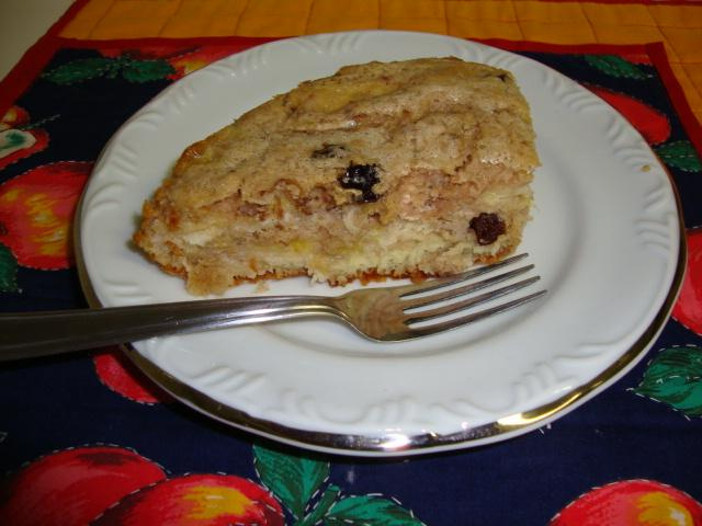 Cuca de banana com passas