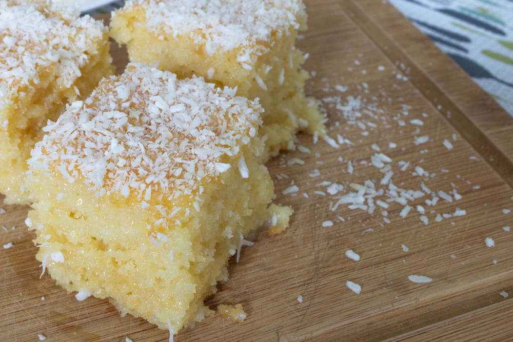 Bolo simples com calda de coco
