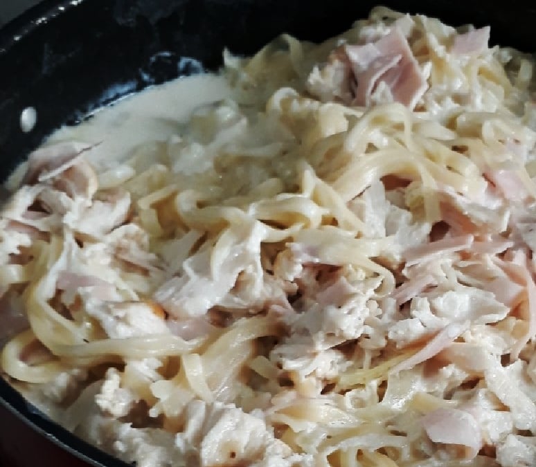 Macarrão ao molho branco com frango