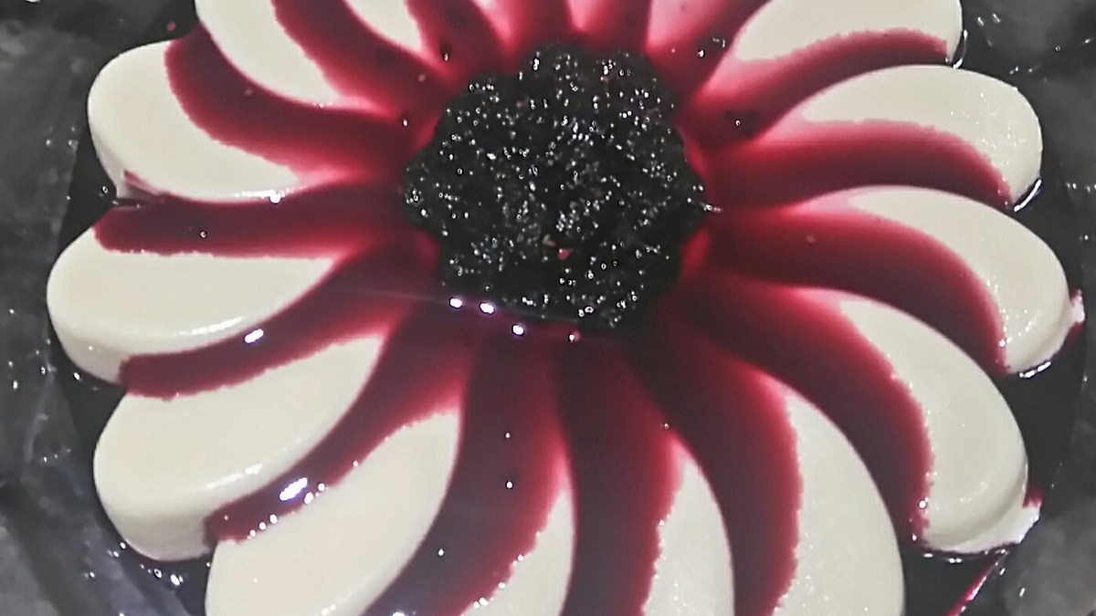 Panna cotta com coulis de amora