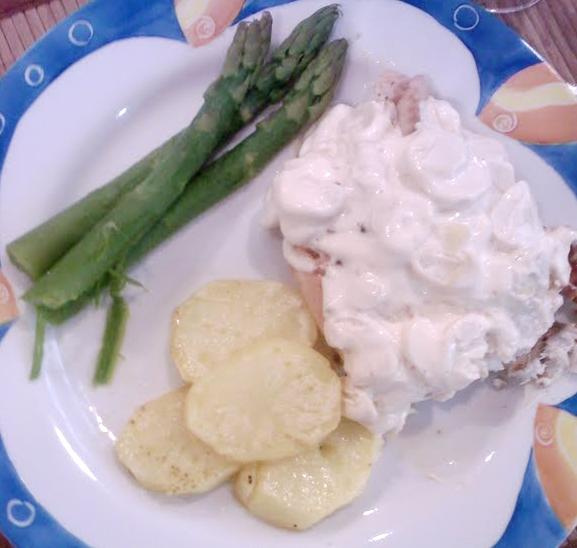 Peixe branco com molho de creme de champignons, batata e aspargos cozidos