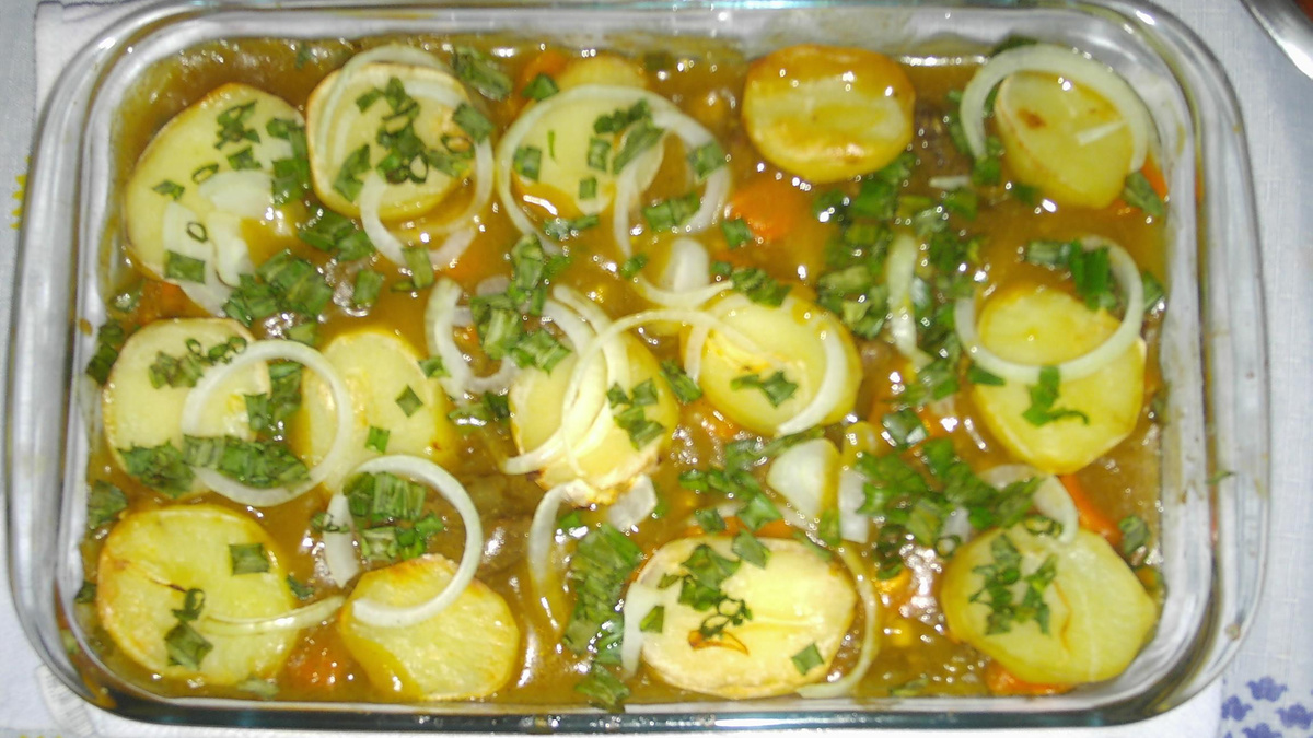 Carne ao curry com batatas e cenoura