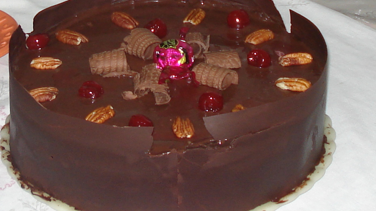 Bolo de chocolate com morangos