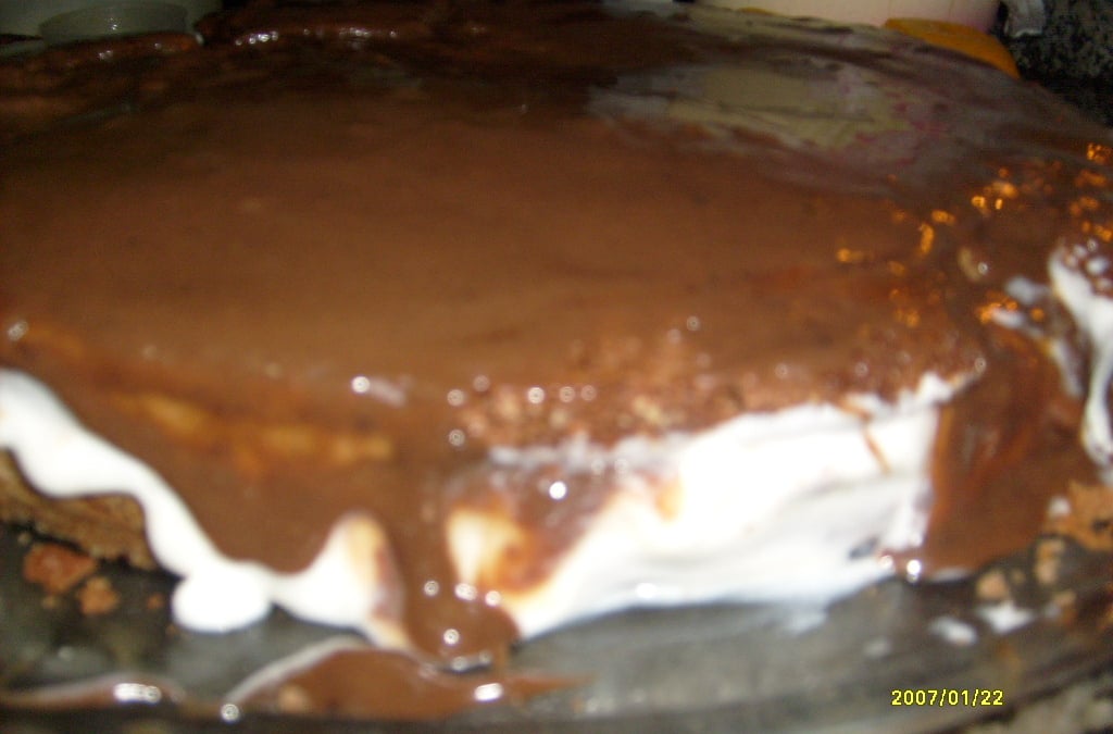 Bolo de chocolate com mousse de limão e cobertura de brigadeiro
