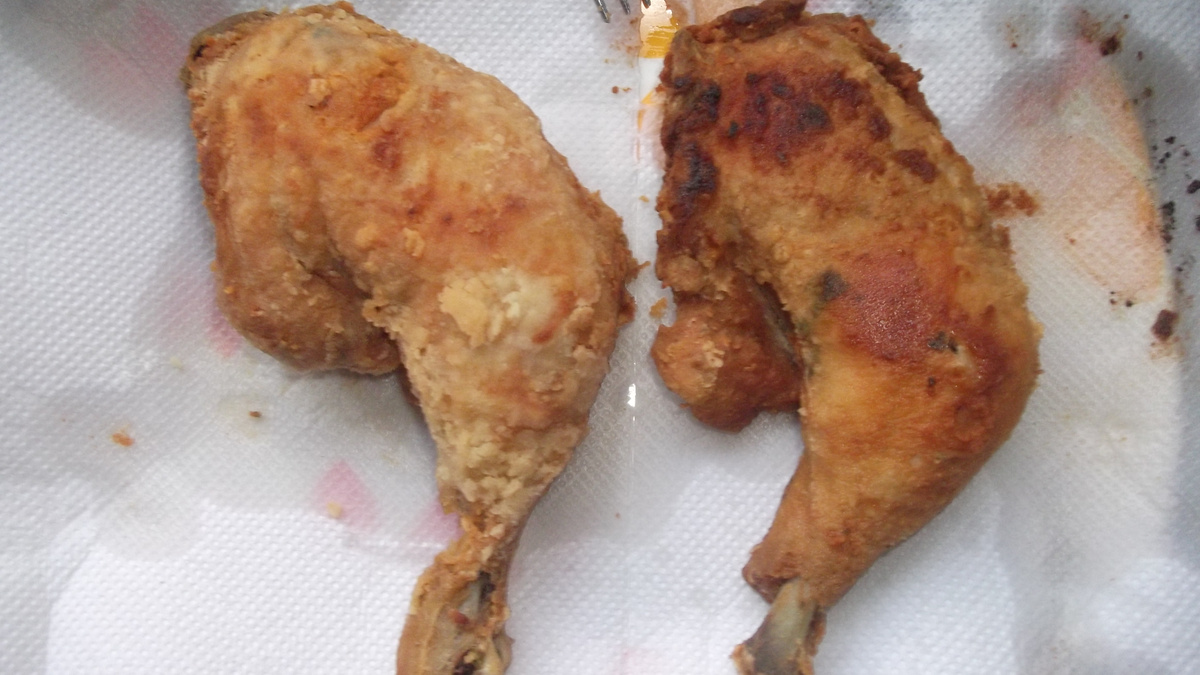 Coxa e sobrecoxa crocantes com arroz branco
