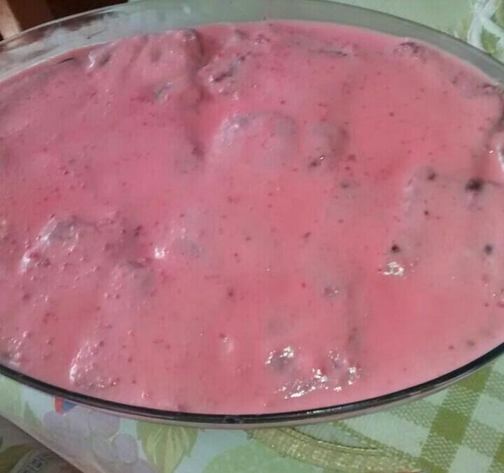 Bolo mousse de morango e chocolate