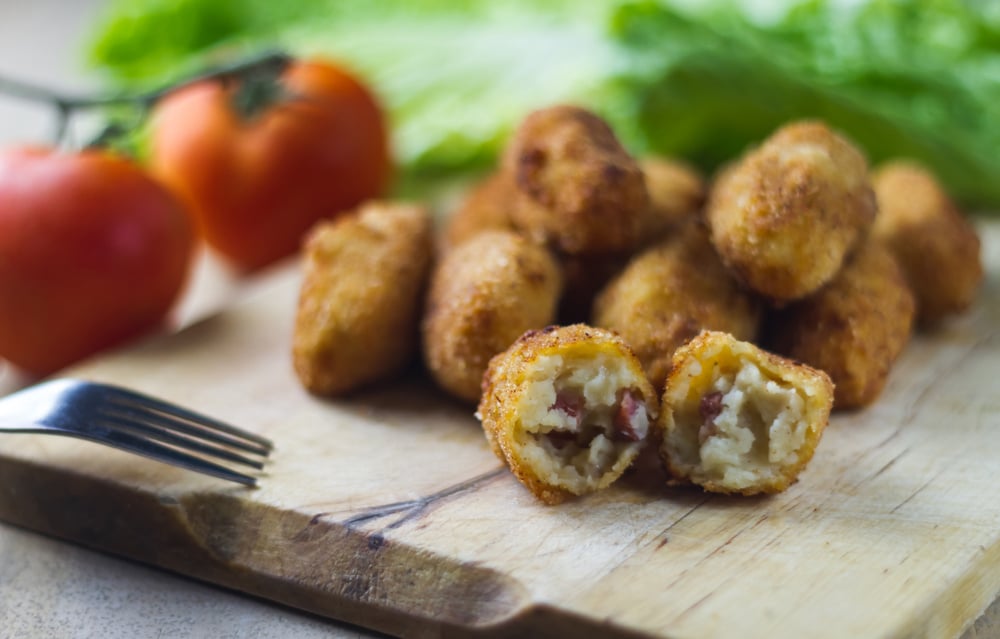 Bolinho de batata com carne seca (ou frango) e queijo