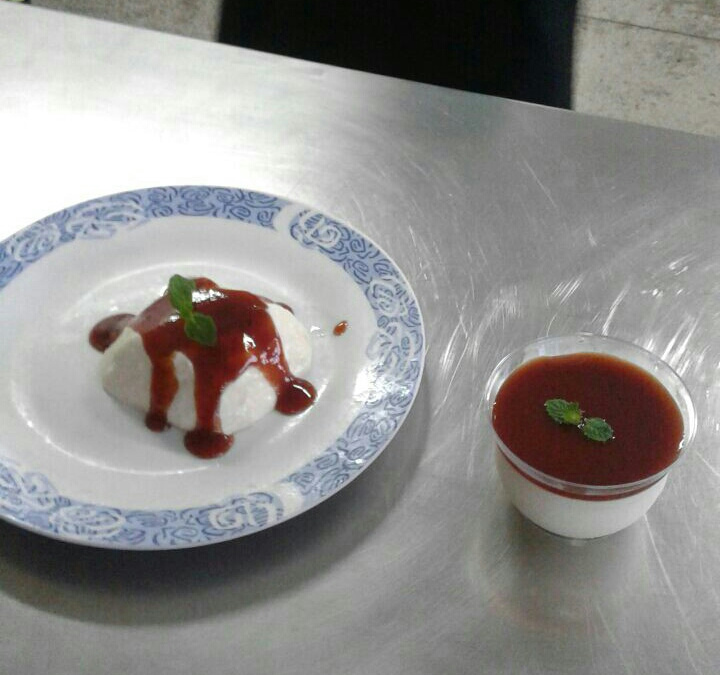 Panna cotta de queijo com calda de goiaba