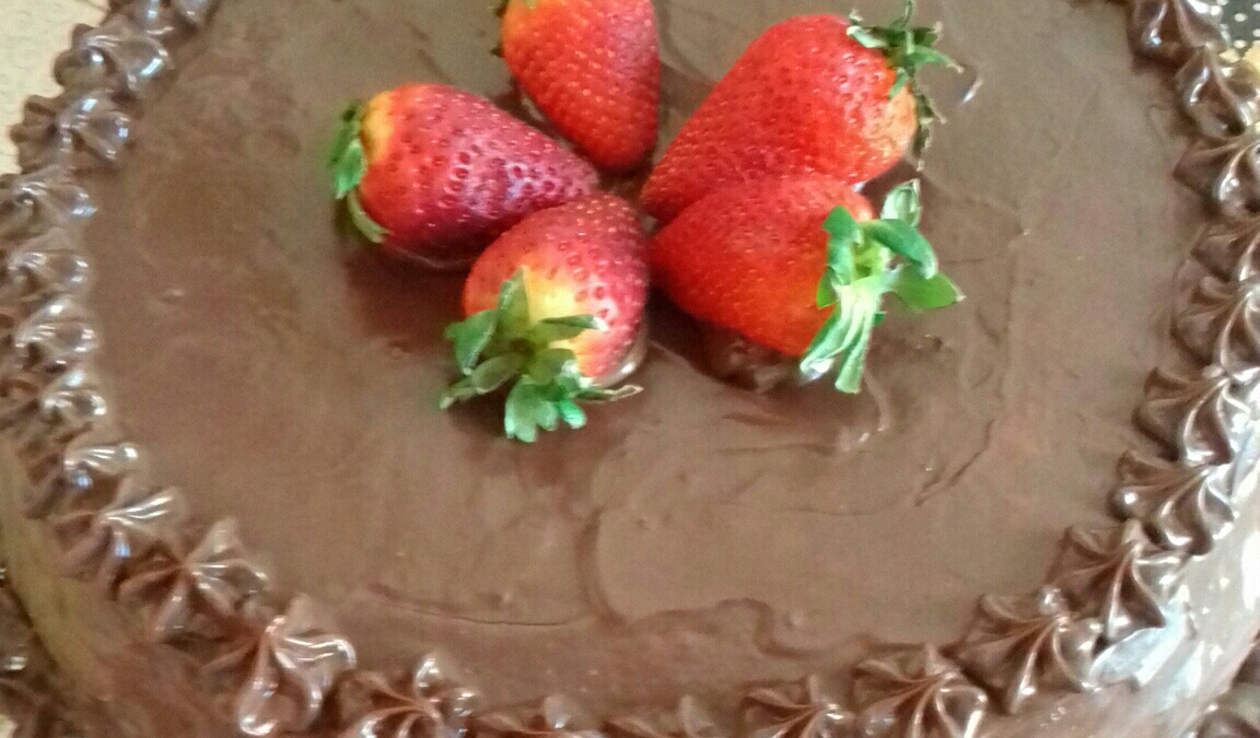 Bolo de chocolate com morango