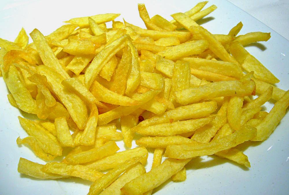 COMO FAZER FRITA BATATA SEQUINHA E CROCANTE! COMO FAZER BATATA FRITA COM  BATATA NORMAL E MAIZENA 