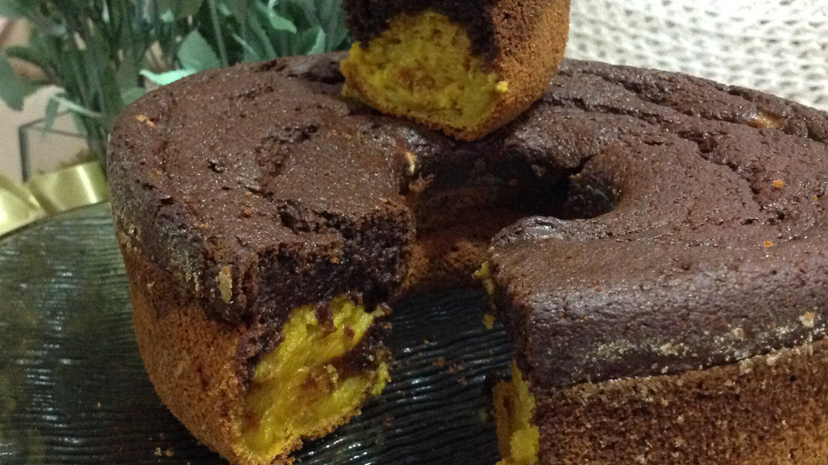 Bolo de cenoura mesclado com chocolate de liquidificador