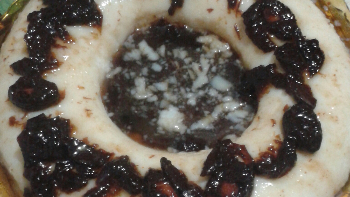 Manjar branco com calda de ameixa preta