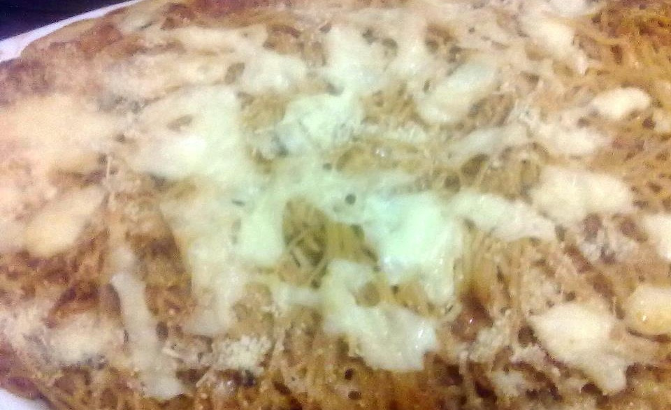 Macarrão ao molho rosé com queijo e presunto