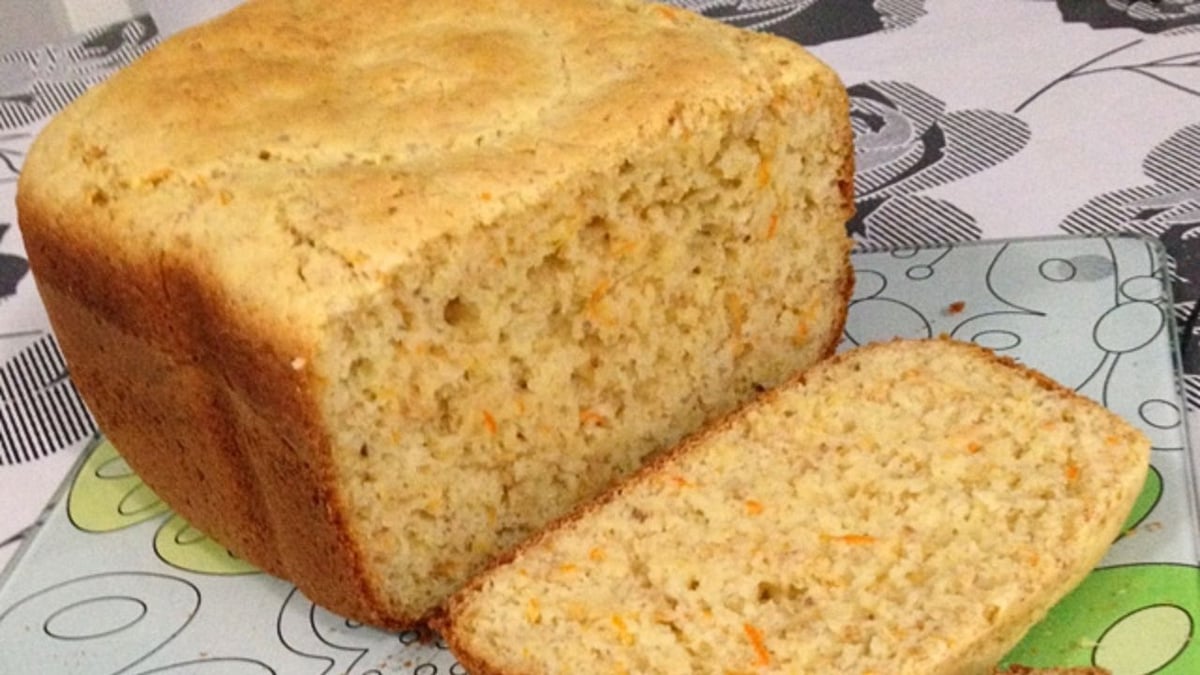 Pão sem glúten com cenoura e cebola na máquina de pão