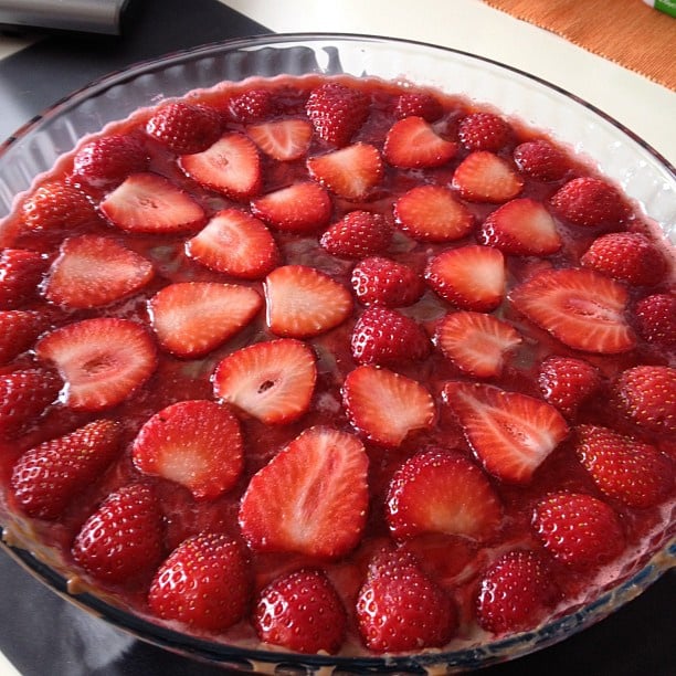Brigadeirão com doce de morango