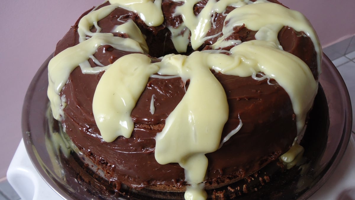 Bolo de chocolate com ameixas