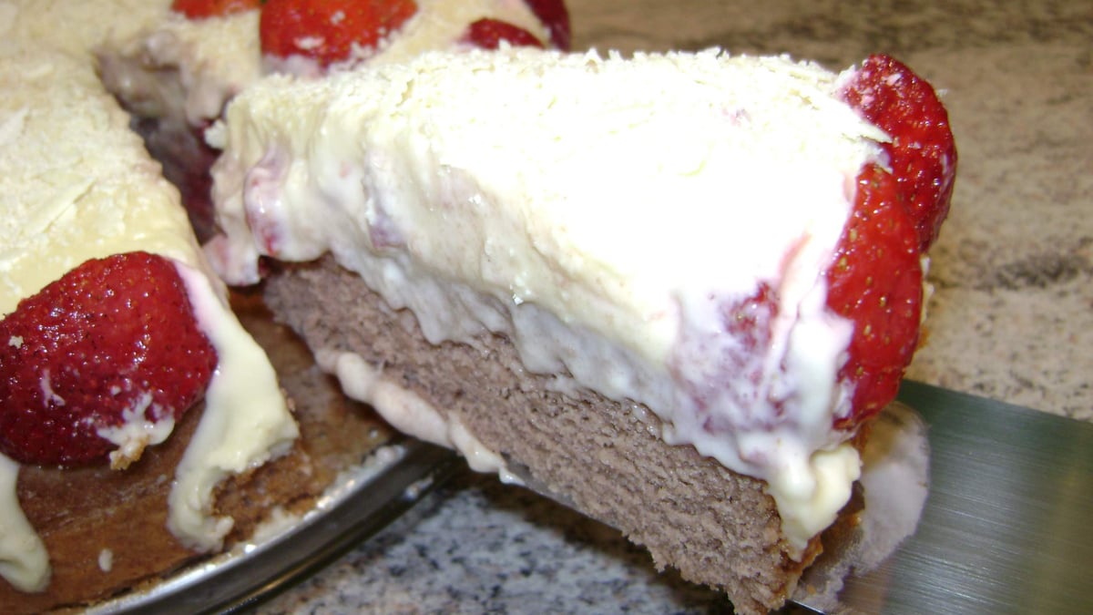 Bolo de chocolate com mousse branca e morangos