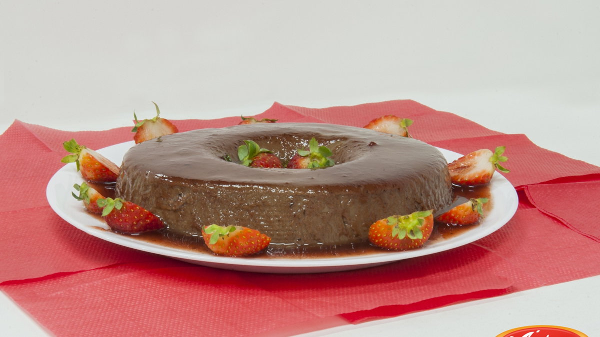 Flan de chocolate com calda de morango
