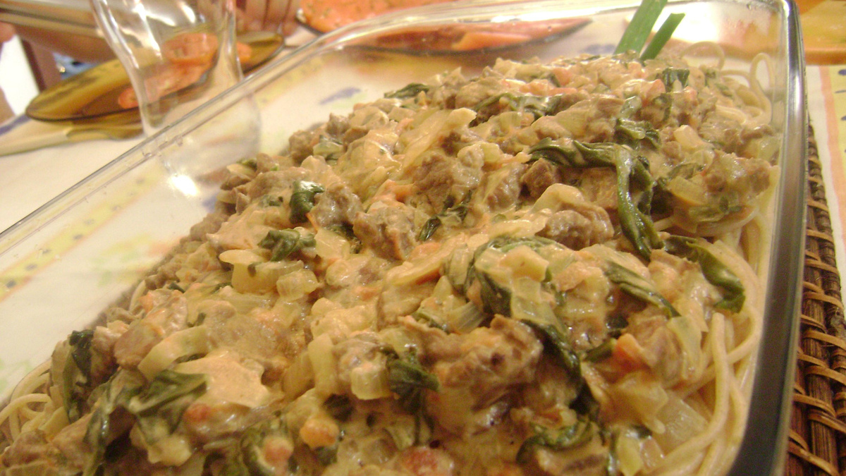 Macarrão integral com molho de carne com espinafre