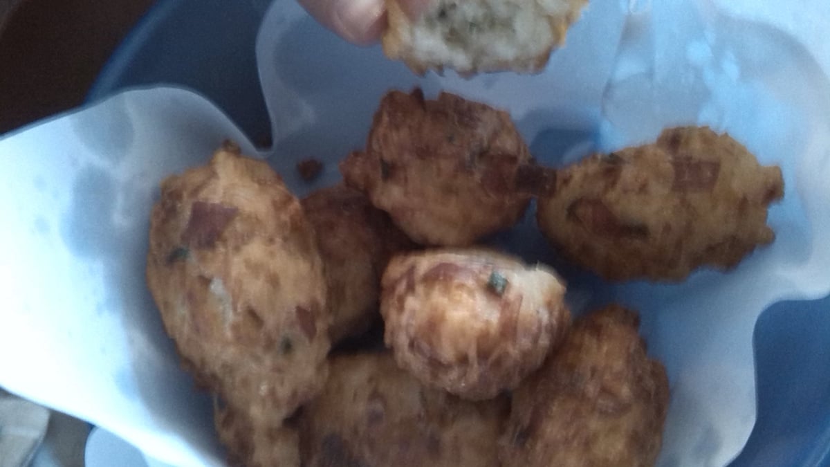 Bolinho de arroz com queijo e presunto
