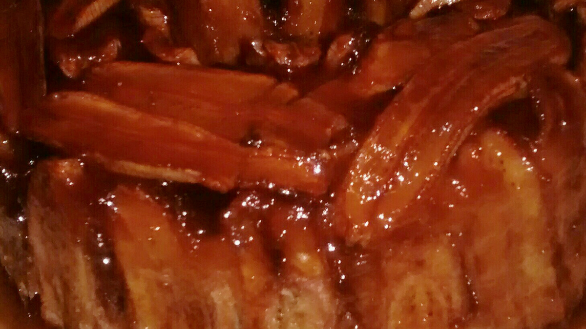 Bolo de banana com calda de caramelo