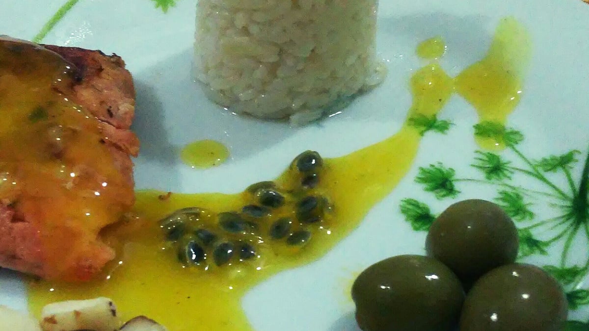 Salmão grelhado com molho de maracujá