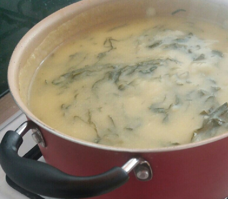 Sopa de fubá com couve