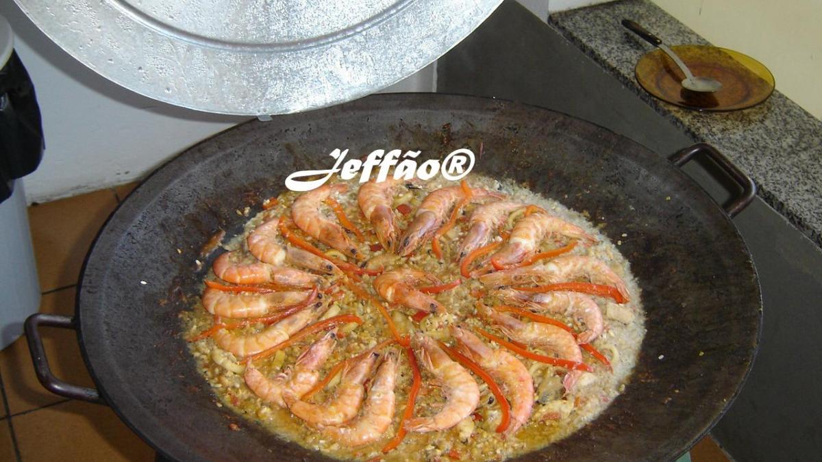 paella com frango e frutos do mar na chapa branca. prato espanhol