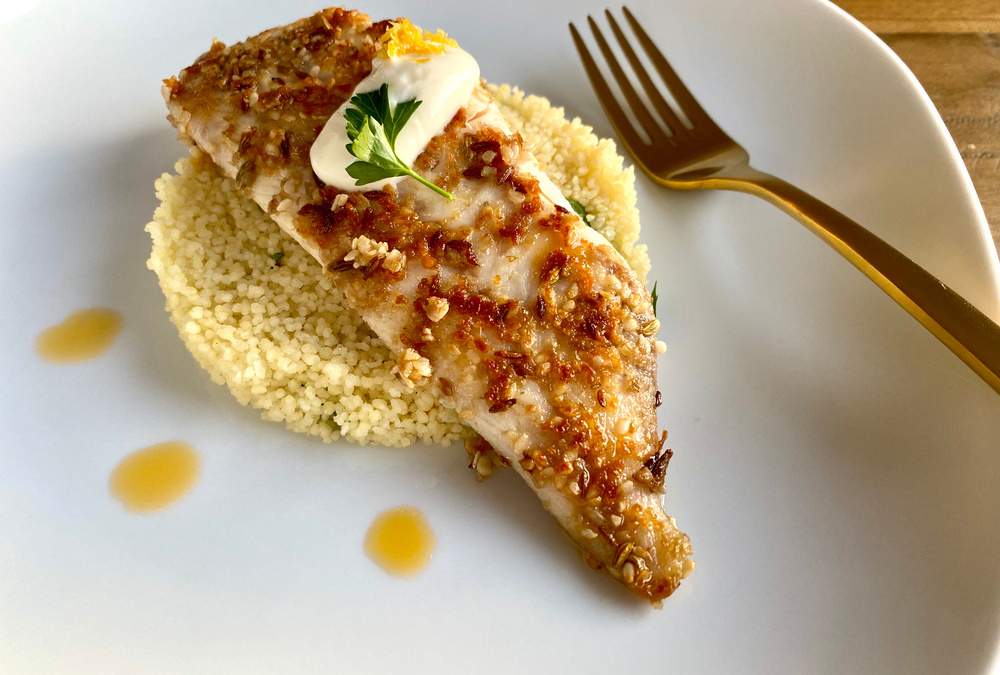 Filé de tilápia grelhada com couscous marroquino