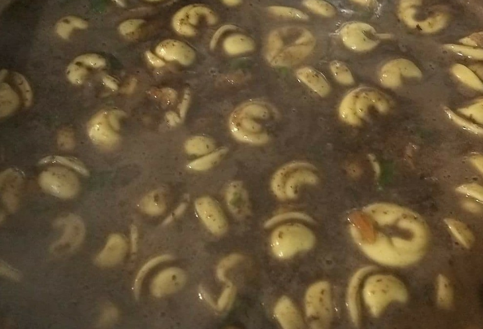 Sopa de feijão com agnoline e legumes