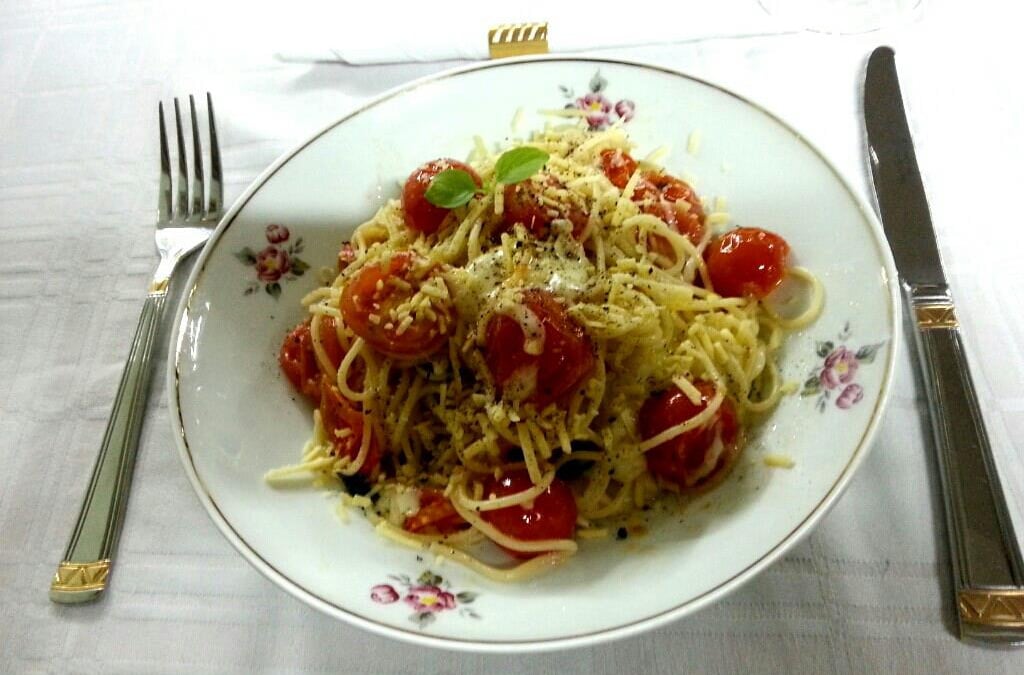 Espeguete com Tomates Cereja, Mussarela de Búfala e Manjericão