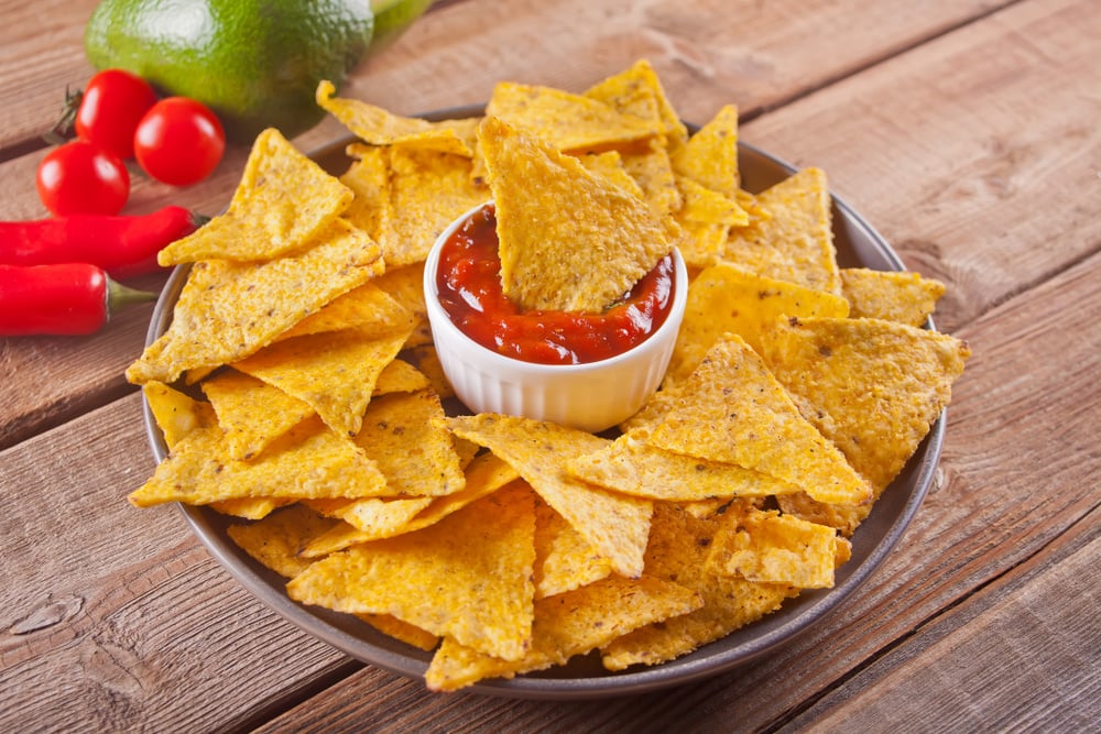 Chips de tortilla feito com farofa de milho da Yoki