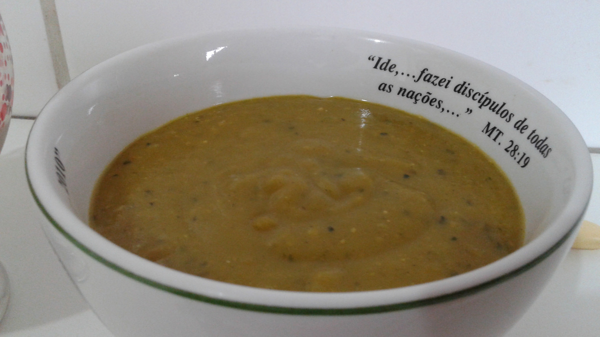Sopa de abóbora com arroz e brócolis