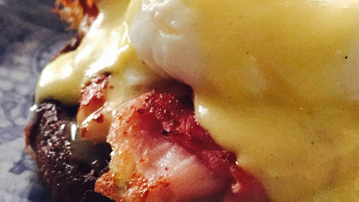 Ovos benedict no pão australiano