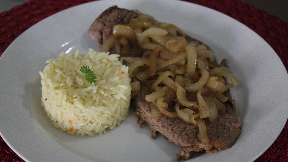 Bife acebolado