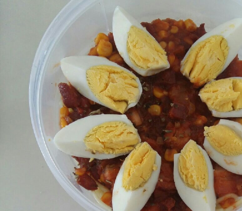 Macarronada ao molho vermelho com bacon e ovos