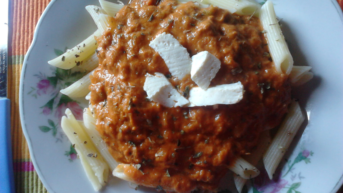 Penne ao molho com atum