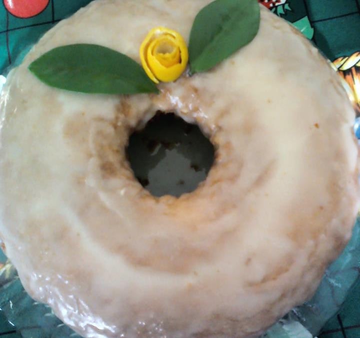 Bolo de laranja com cobertura açucarada