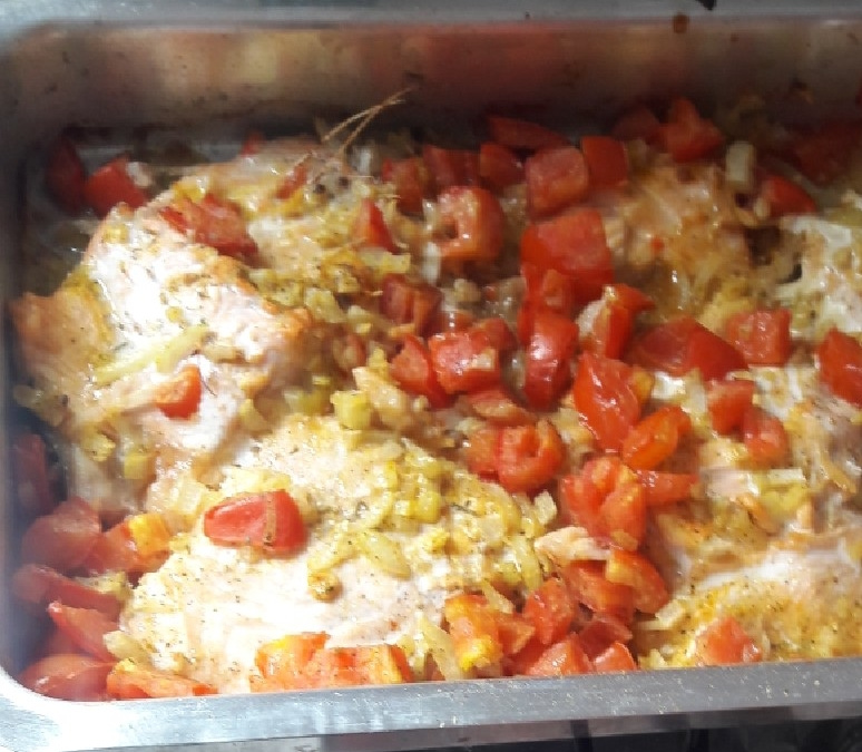 Salmão com cebola e tomate