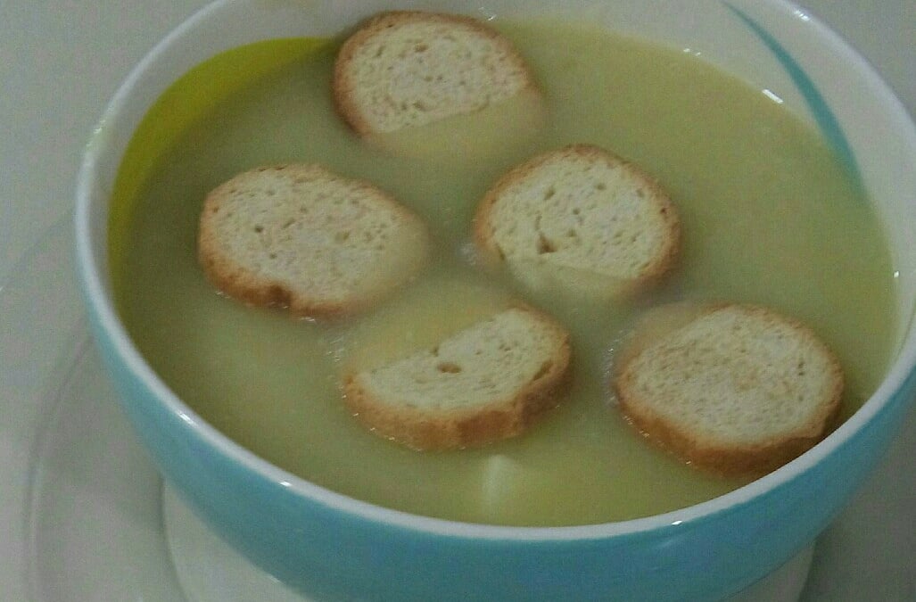 Sopa creme de batata com alho poró