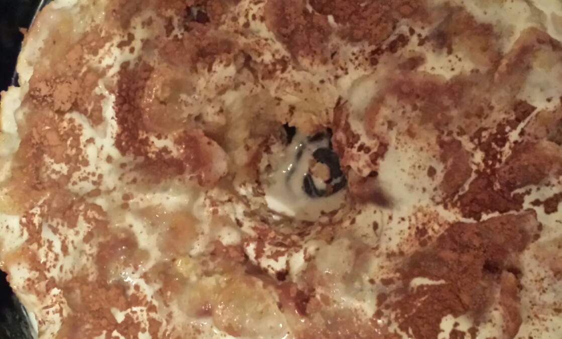 Bolo de banana com creme de leite e canela