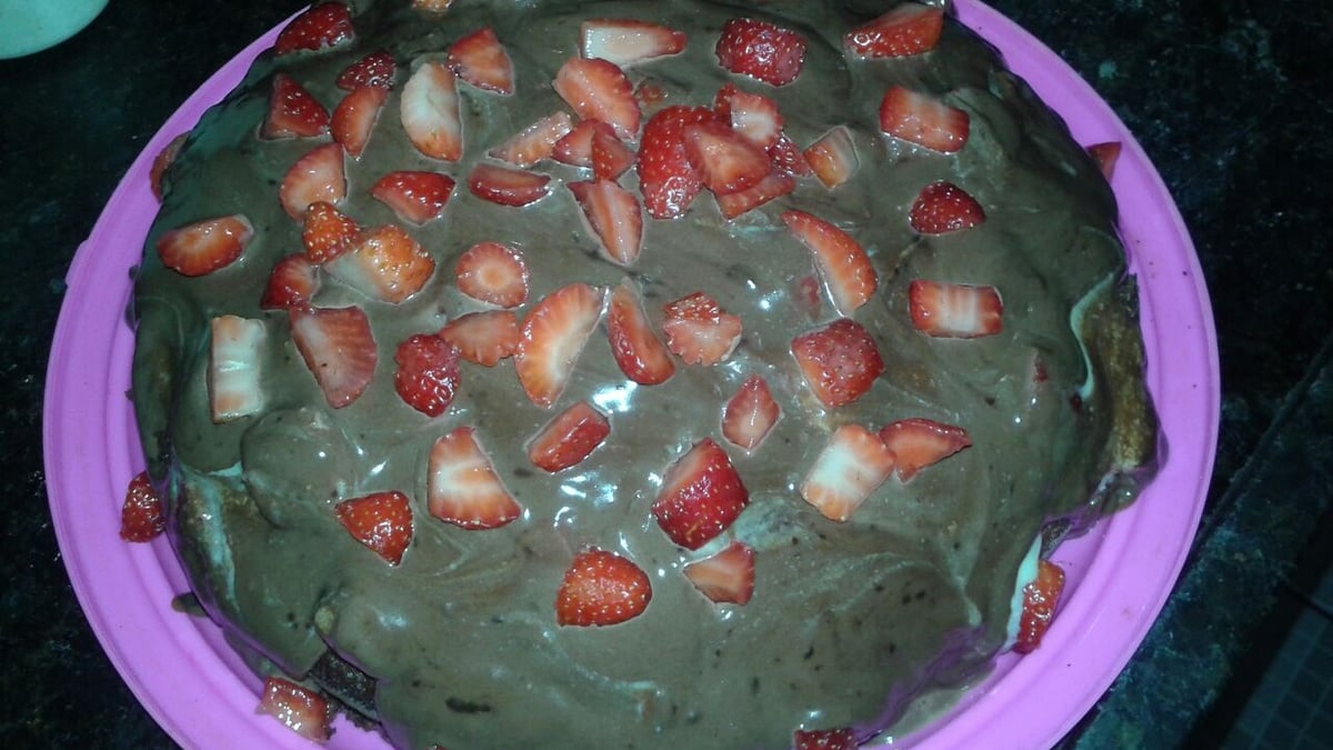 Bolo de chocolate com cobertura de morango do amor