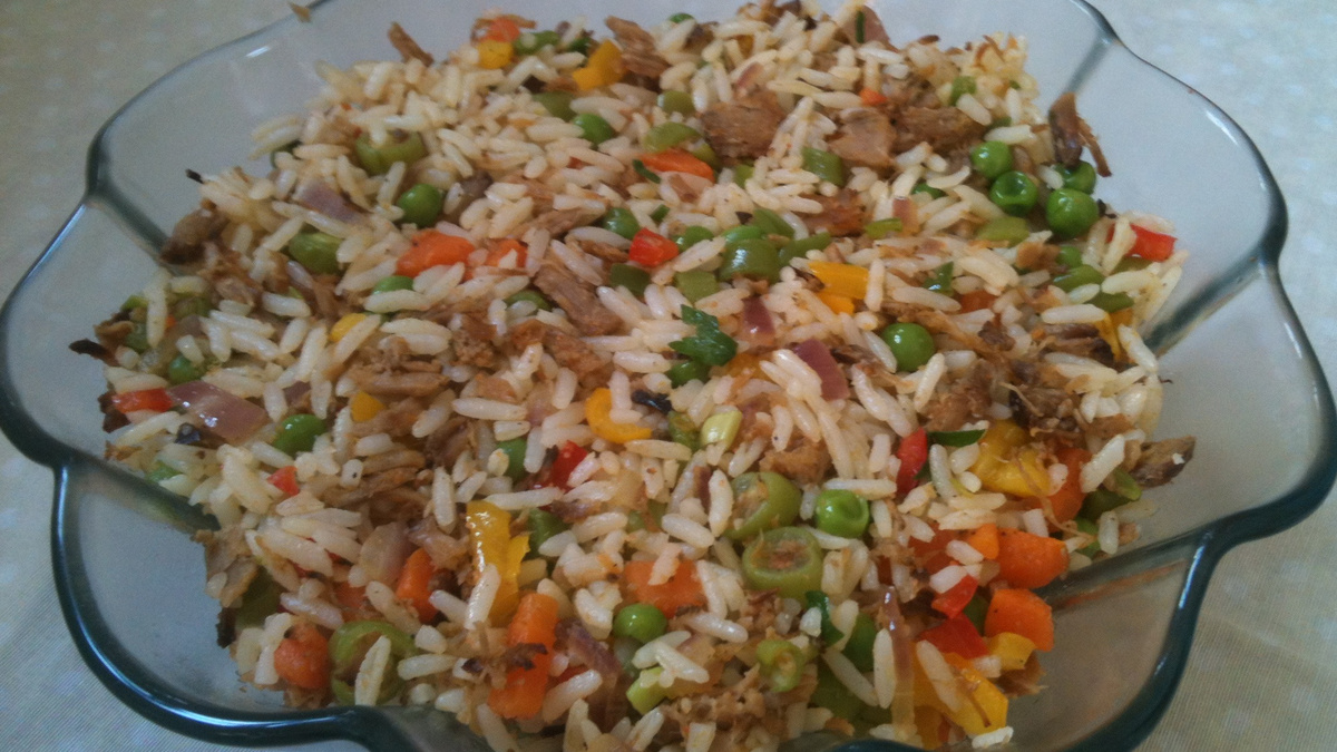 Arroz tudo junto e misturado com sobras do churrasco